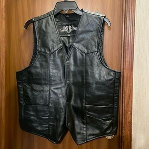 Men's LEATHER GALLERY "Harley Davidson" black leather vest. Size 40